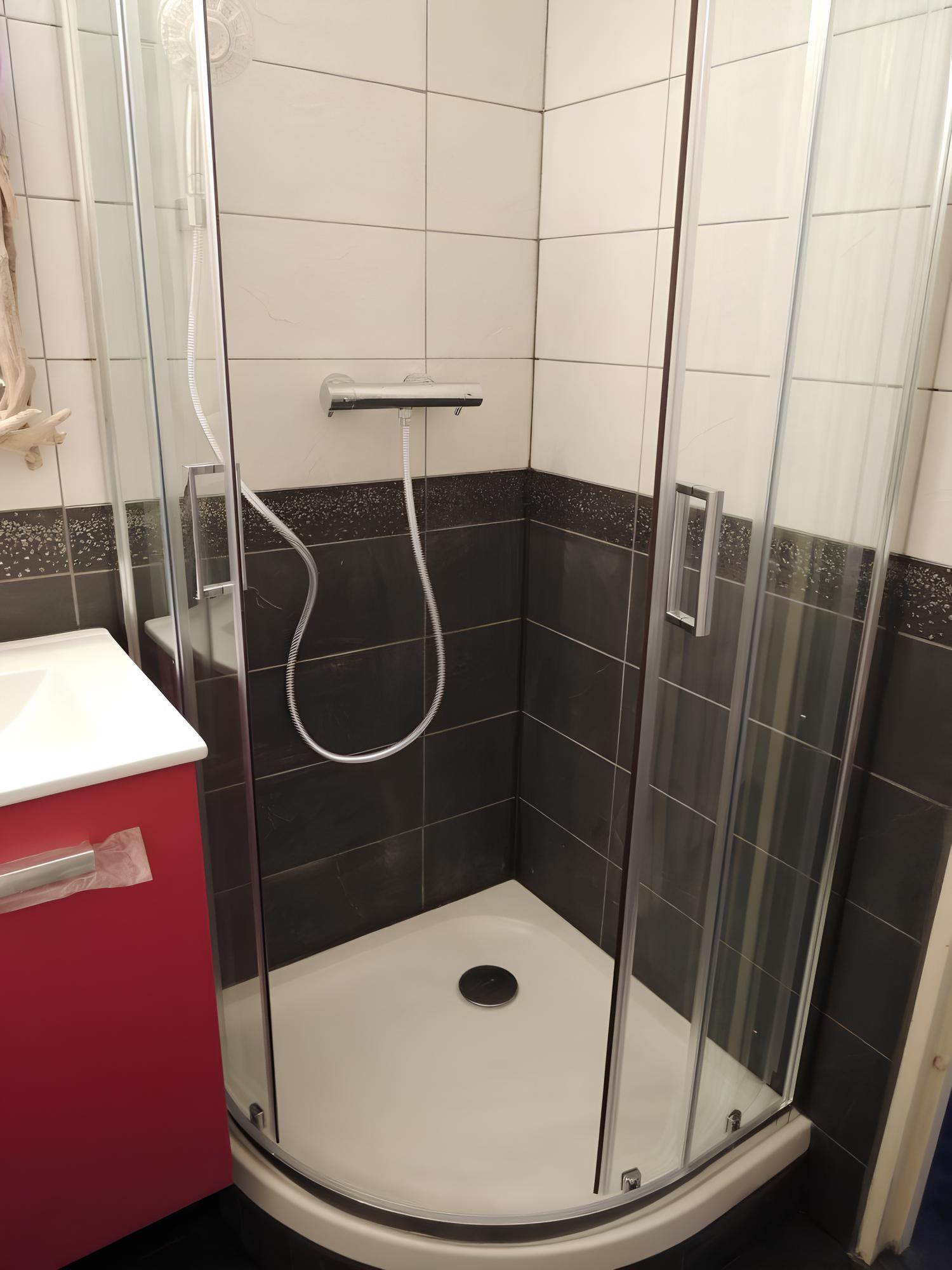 Petite salle de bains avec douche 1/4 de rond à Strasbourg